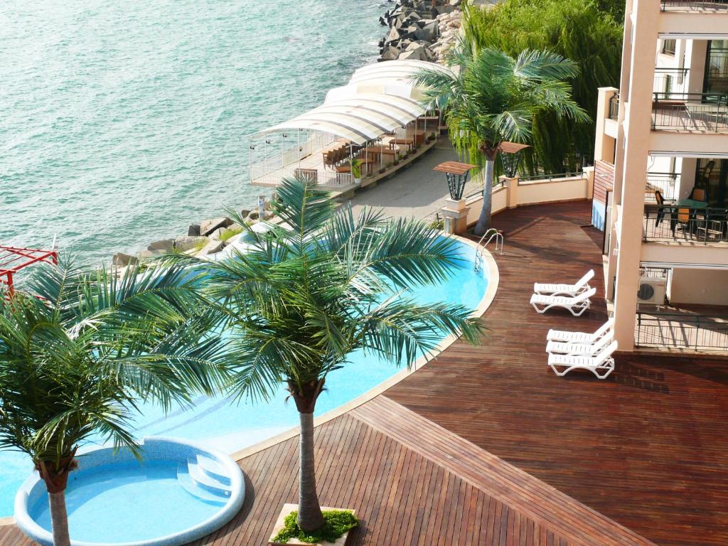 басейн към хотел Марина Сити, Балчик