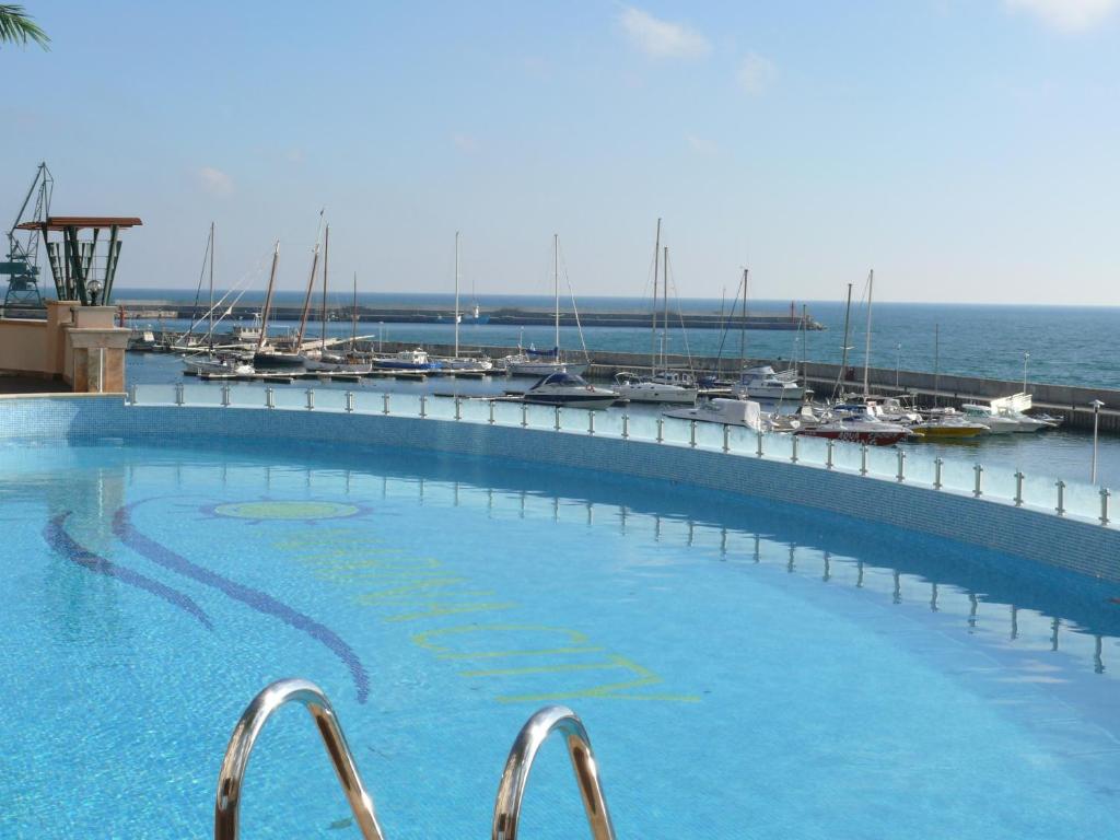 инфинити басейн - хотел Марина Сити